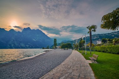 Baharda gün batımında güzel Garda Gölü manzarası, İtalya 'nın Trentino Alto Adige bölgesinde dağlarla çevrili Garda Gölü.
