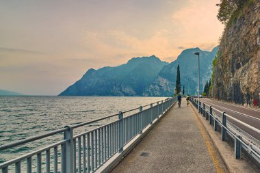 Baharda gün batımında güzel Garda Gölü manzarası, İtalya 'nın Trentino Alto Adige bölgesinde dağlarla çevrili Garda Gölü.