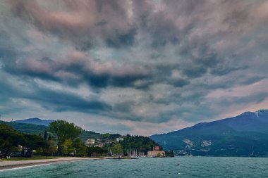 Baharda gün batımında güzel Garda Gölü manzarası, İtalya 'nın Trentino Alto Adige bölgesinde dağlarla çevrili Garda Gölü.