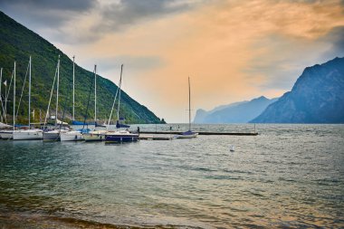 İlkbaharda güzel Garda Gölü manzarası, Torbole şehri Trentino alto Adige bölgesinde dağlarla çevrili, İtalya