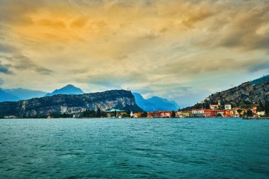 İlkbaharda güzel Garda Gölü manzarası, Torbole şehri Trentino alto Adige bölgesinde dağlarla çevrili, İtalya