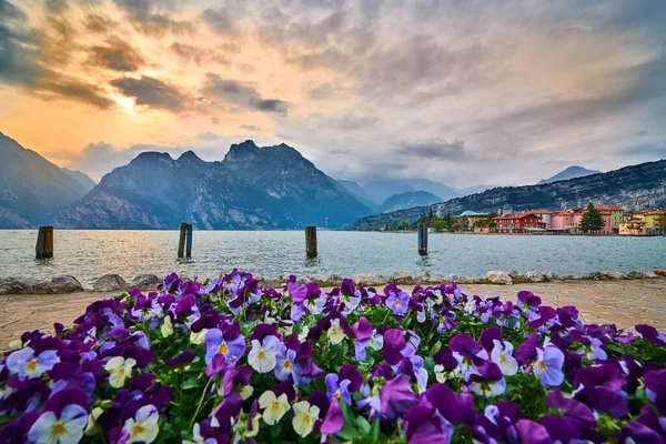 Vista Del Hermoso Lago Garda Primavera Ciudad Torbole Rodeada Montañas —  Fotos de Stock