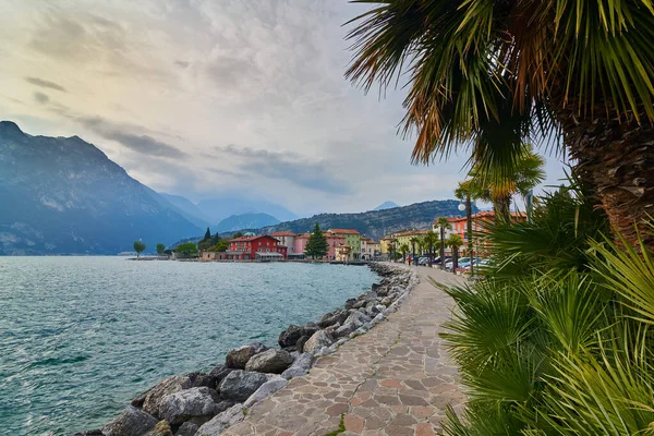 İlkbaharda güzel Garda Gölü manzarası, Torbole şehri Trentino alto Adige bölgesinde dağlarla çevrili, İtalya