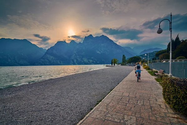 Vista Del Hermoso Lago Garda Primavera Atardecer Lago Garda Rodeado —  Fotos de Stock