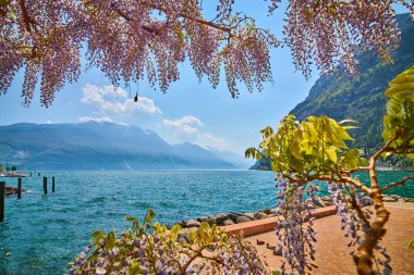 Baharda güzel Garda Gölü manzarası, Garda Gölü Trentino alto Adige bölgesinde dağlarla çevrili, İtalya