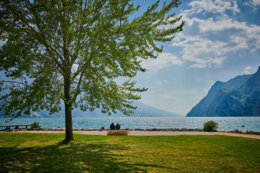 Baharda güzel Garda Gölü manzarası, Garda Gölü Trentino alto Adige bölgesinde dağlarla çevrili, İtalya