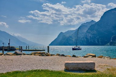 Baharda güzel Garda Gölü manzarası, Garda Gölü Trentino alto Adige bölgesinde dağlarla çevrili, İtalya