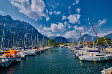 Baharda güzel Garda Gölü manzarası, Garda Gölü Trentino alto Adige bölgesinde dağlarla çevrili, İtalya