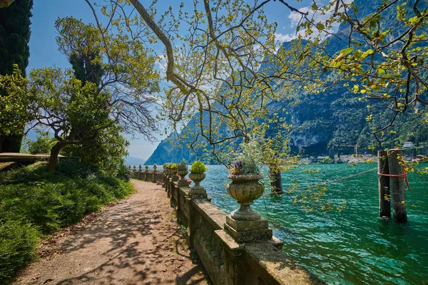 View Beautiful Lake Garda Springtime Garda Lake Surrounded Mountains Trentino — Stock Photo, Image