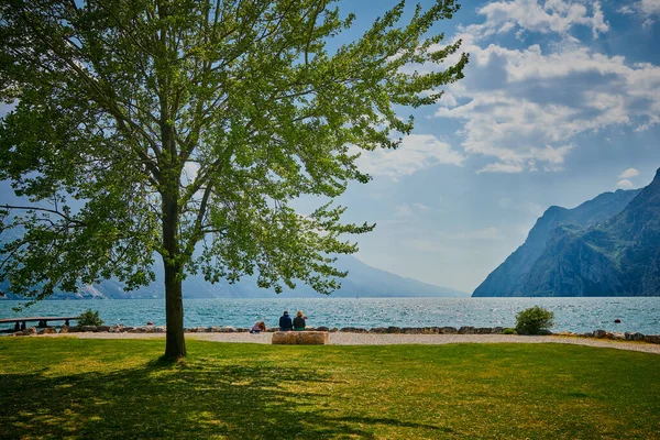 Vista Belo Lago Garda Primavera Lago Garda Cercado Por Montanhas — Fotografia de Stock