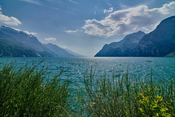 Vista Del Hermoso Lago Garda Primavera Lago Garda Rodeado Montañas — Foto de Stock