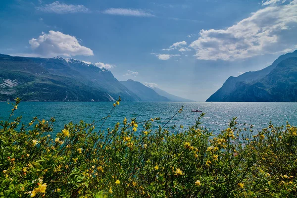 Uitzicht Het Prachtige Gardameer Lente Gardameer Omgeven Door Bergen Trentino Stockfoto