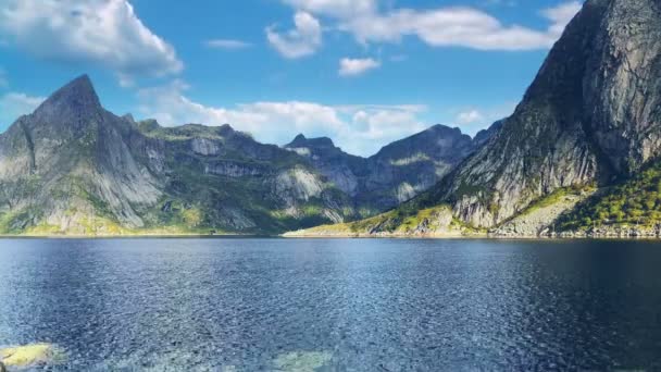 Красиві Скелясті Гори Озера Блакитним Небом — стокове відео