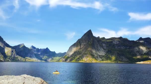 Krásné Skalnaté Hory Jezera Modrou Oblohou — Stock video