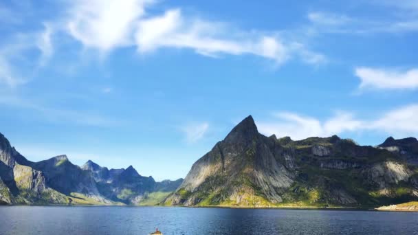 Krásné Skalnaté Hory Jezera Modrou Oblohou — Stock video