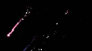 Siyah arkaplanda gerçekçi mor meteor yağmuru.