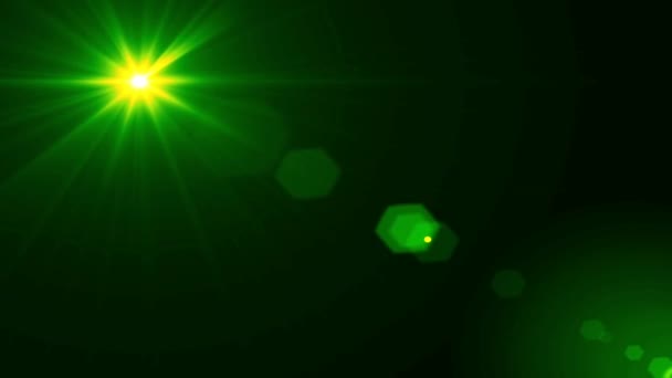 現実的な緑の光レンズは黒の背景にフレア — ストック動画