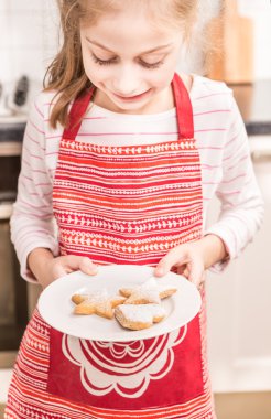 Mutlu çocuk kız ev yapımı kurabiye