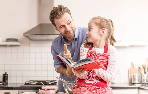 Pai e filha se divertindo na cozinha - assar — Fotografia de Stock