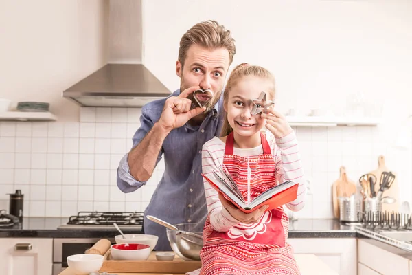 Pai e filha se divertindo na cozinha - assar — Fotografia de Stock