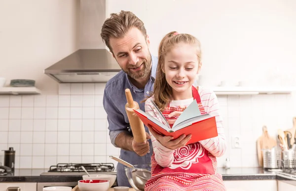 Pai e filha se divertindo na cozinha - assar — Fotografia de Stock