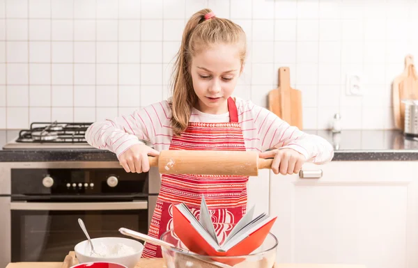 Kaukasiska barnflickan förbereder att baka i köket — Stockfoto