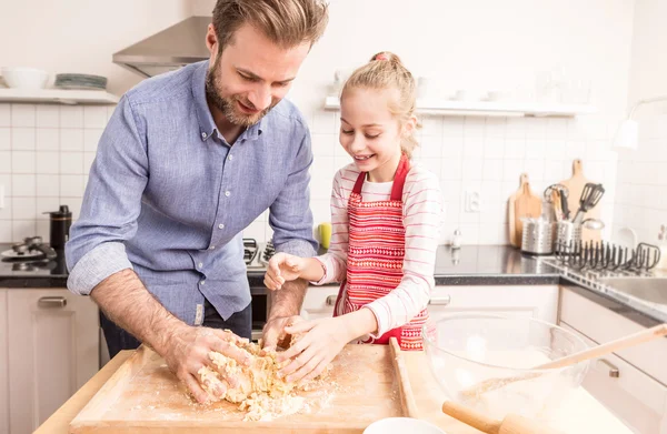 Glücklicher Vater und Tochter bereiten Plätzchenteig in der Küche zu — Stockfoto