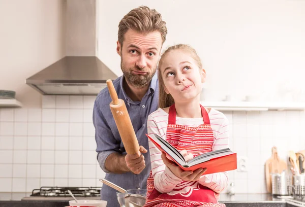 Pai e filha se divertindo na cozinha - assar — Fotografia de Stock