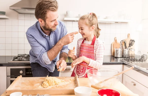 Šťastný otec a dcera připravuje těsto v kuchyni Stock Fotografie