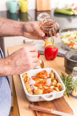 Adamın veya şefin el kavurma bir tabak yemek hazırlama