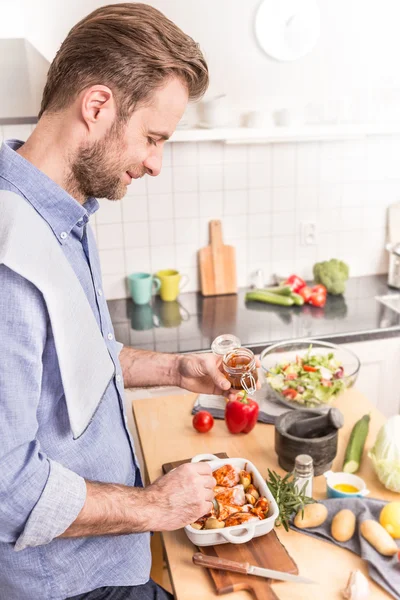 Heureux homme souriant ou chef préparant le dîner — Photo