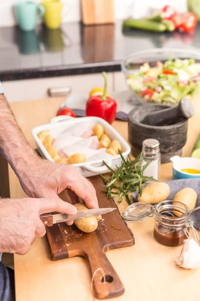 Mannens eller kockens händer förbereda middag i en rostning maträtt — Stockfoto