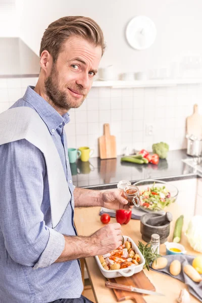 Glücklich lächelnder Mann oder Koch bereitet Abendessen zu — Stockfoto