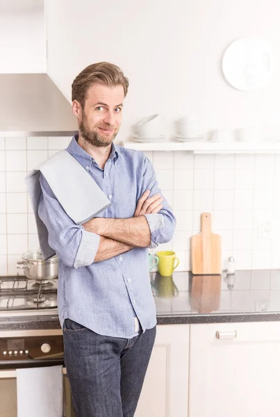 Feliz hombre caucásico de cuarenta años o chef en la cocina —  Fotos de Stock