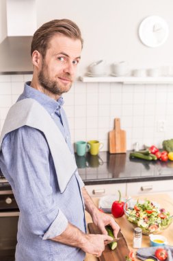 Salata yapmak için sebze doğrama mutlu gülümseyen adam