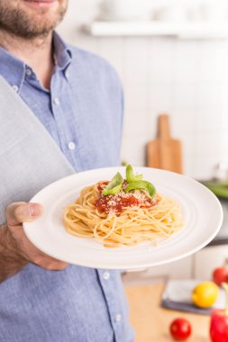 Spagetti bolognese plaka adamın veya Şef'in elinde