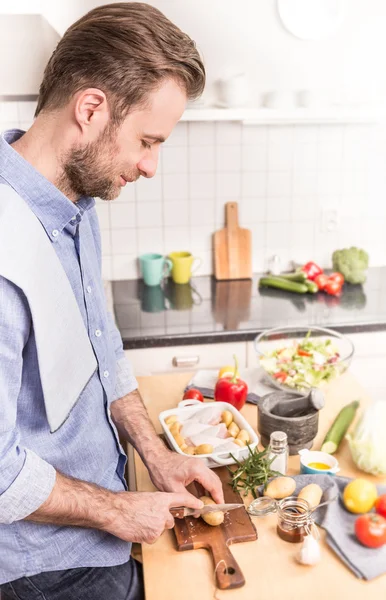 Glücklich lächelnder Mann oder Koch bereitet Abendessen zu — Stockfoto