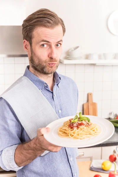 Szczęśliwy uśmiechający się człowiek lub szefa kuchni trzymając płytkę z spaghetti — Zdjęcie stockowe