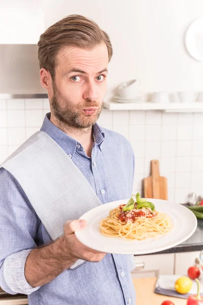 Joyeux homme souriant ou chef tenant assiette avec spaghettis — Photo