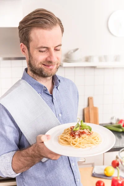 Feliz hombre sonriente o chef sosteniendo plato con espaguetis —  Fotos de Stock