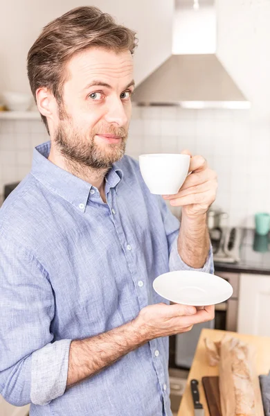 Feliz 40 anos de idade caucasiano homem bebendo café no kitch — Fotografia de Stock