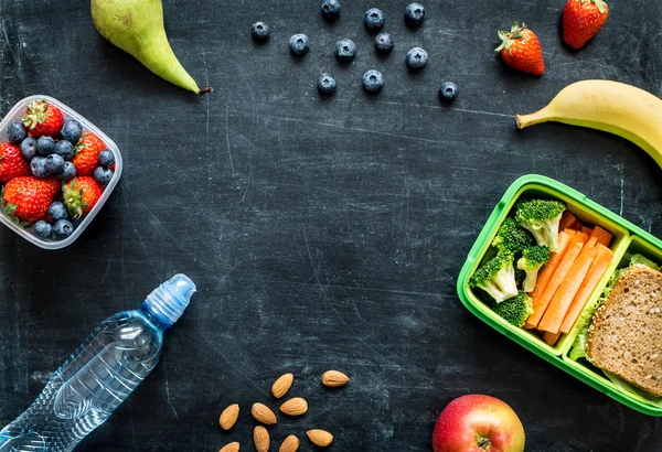 Szkoła lunch box z kanapki, warzywa, woda i owoce — Zdjęcie stockowe