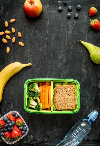 Školní oběd box s sendvič, zeleninu, vodu a ovoce Royalty Free Stock Fotografie