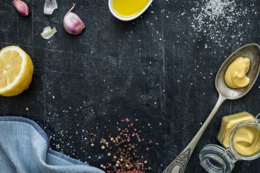 Salata giyinme - siyah yukarıda tarifi Malzemeler