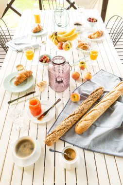 Yaz açık continental kahvaltı bahçe terasında