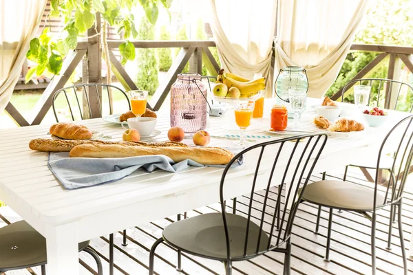 Summer outdoor continental breakfast on the garden terrace — Stock Photo, Image