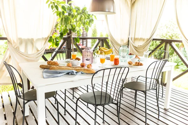 Summer outdoor continental breakfast on the garden terrace — Stock Photo, Image