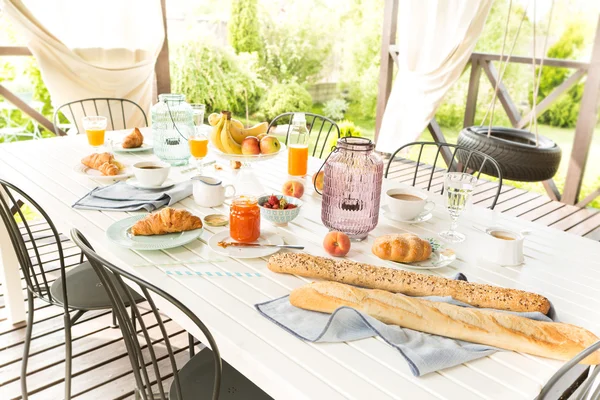 Desayuno continental al aire libre de verano en la terraza del jardín —  Fotos de Stock