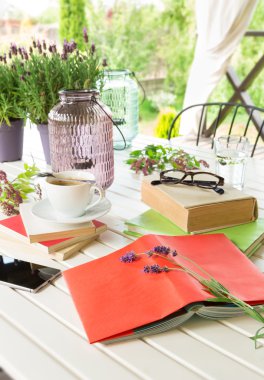 Kitap bahçe terasında - rahatlama ve okuma.