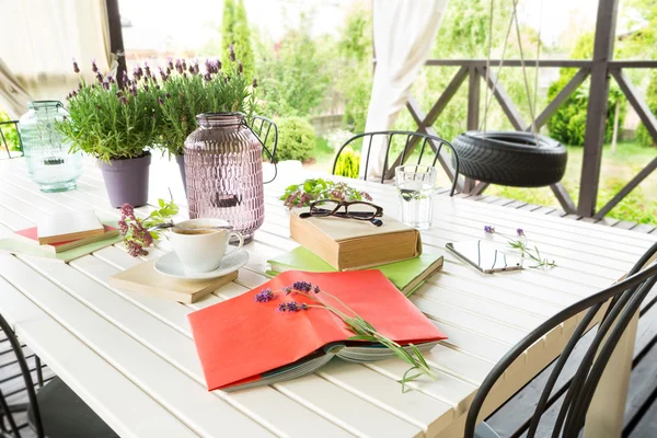 Books on the garden terrace - relaxation and reading. — Stock Photo, Image